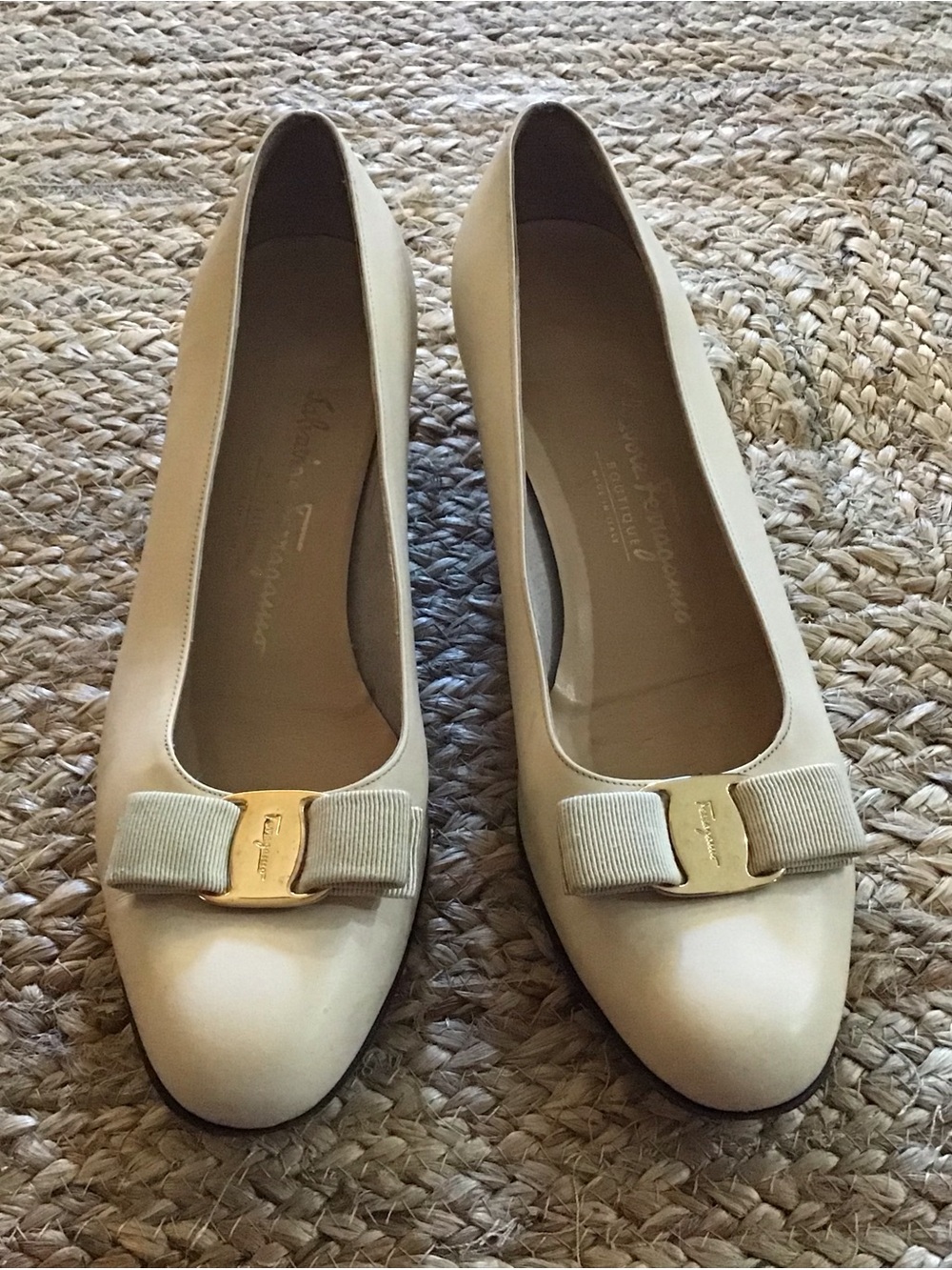 Salvatore Ferragamo Boutique Vintage Vara Bow Shoe Size 9.5  B Cream #timeless